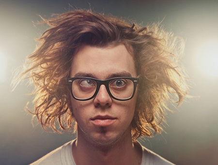 fotka muže v brýlích a roztřepenými vlasy